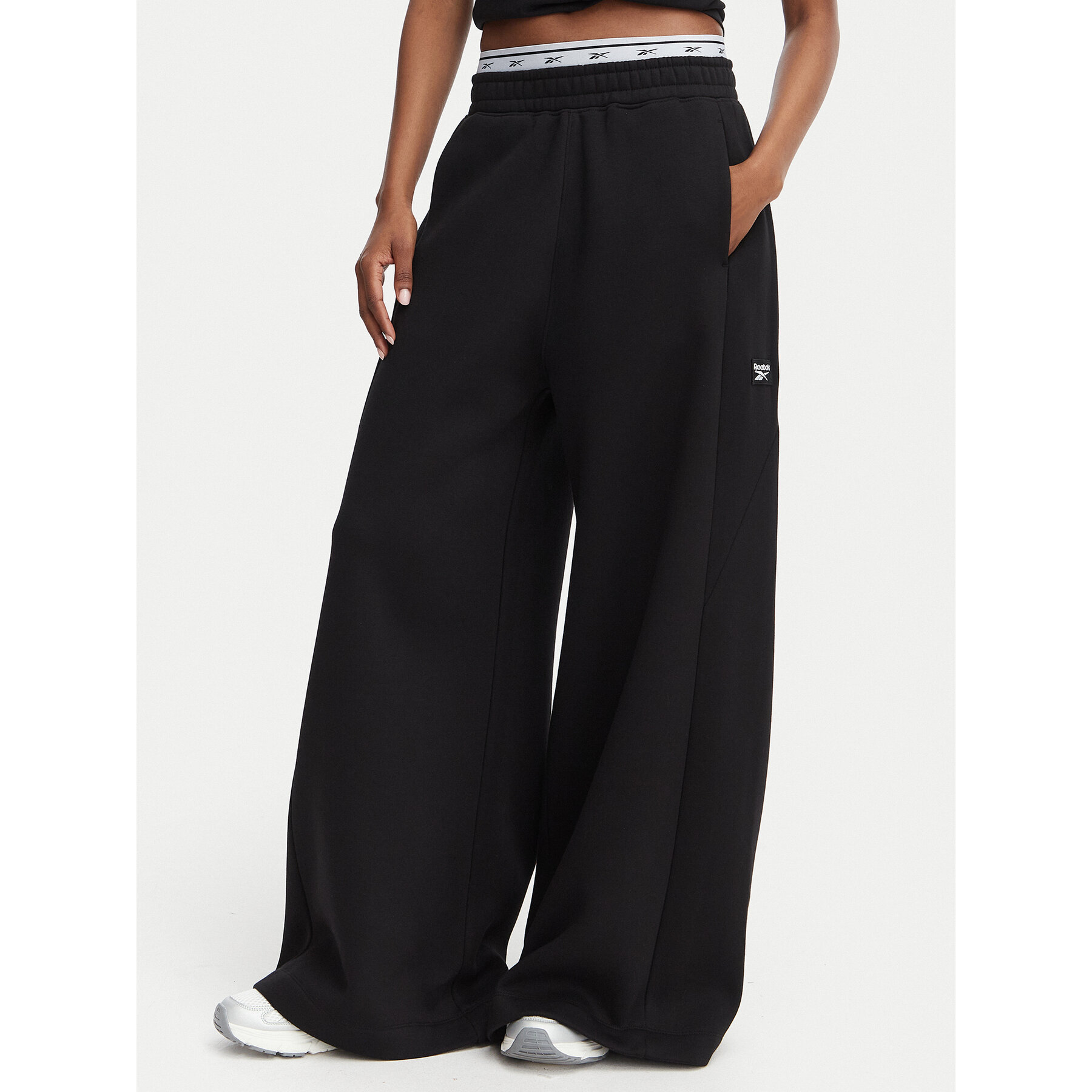 Reebok Donji dio trenerke Aleksandra RK25682CCW Crna Regular Fit