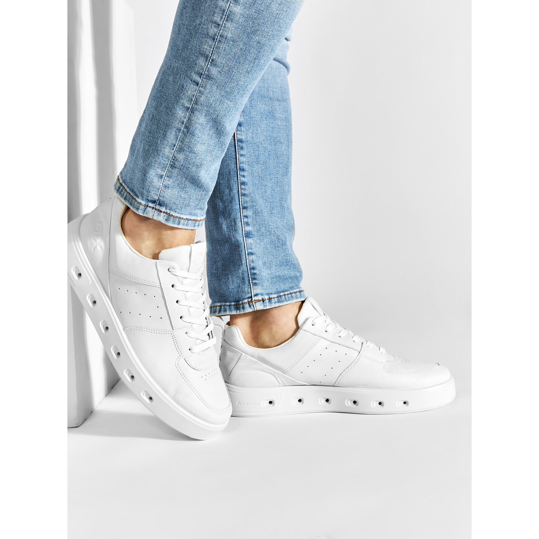 Sneakersy ECCO Street 720 M GORE-TEX 52081401007 Biela