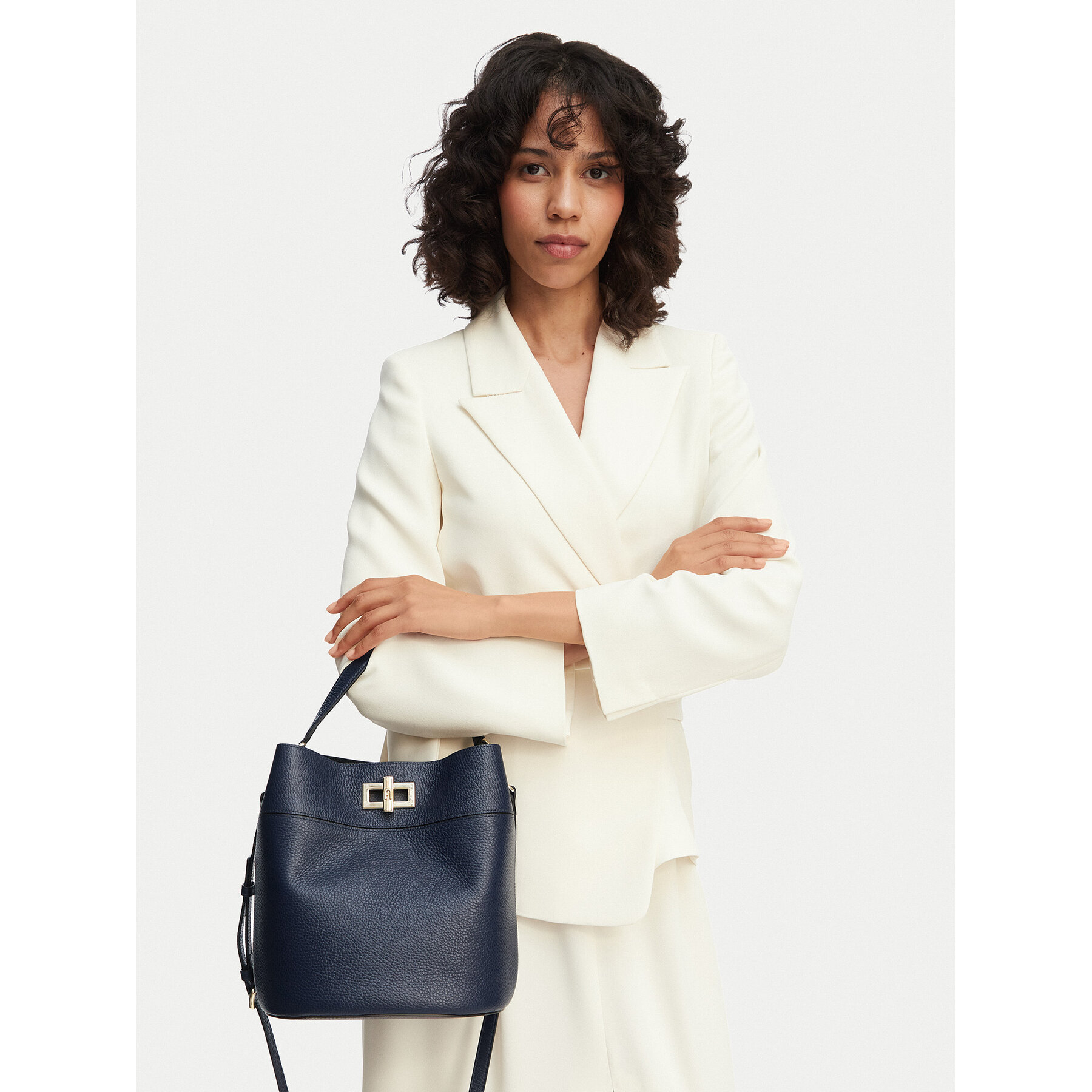 Kabelka Furla Amelia M Bucket WB01953 HSF000 CN 4852S Tmavomodrá