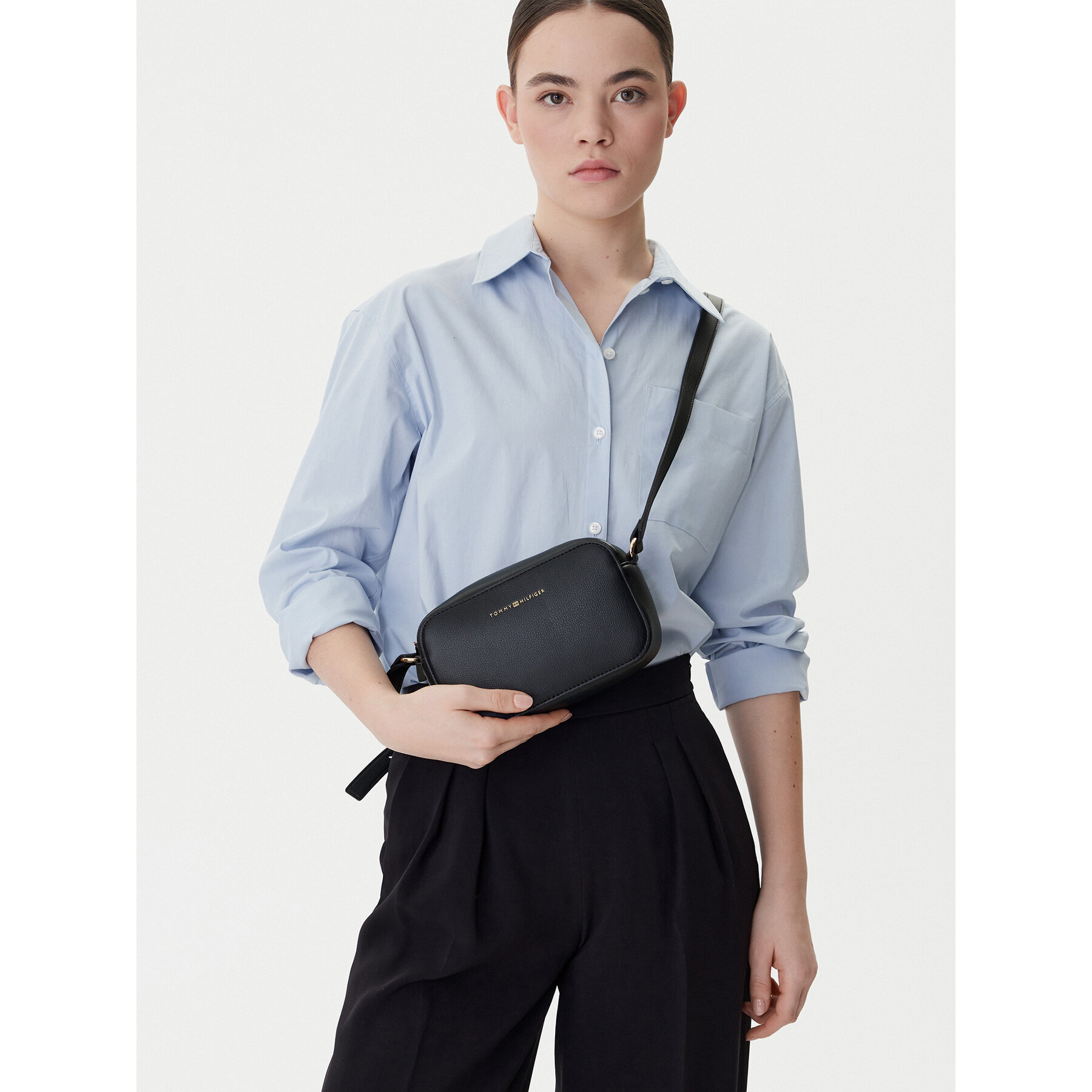 Kabelka Tommy Hilfiger Th Logo Camera Bag AW0AW18115 Tmavomodrá