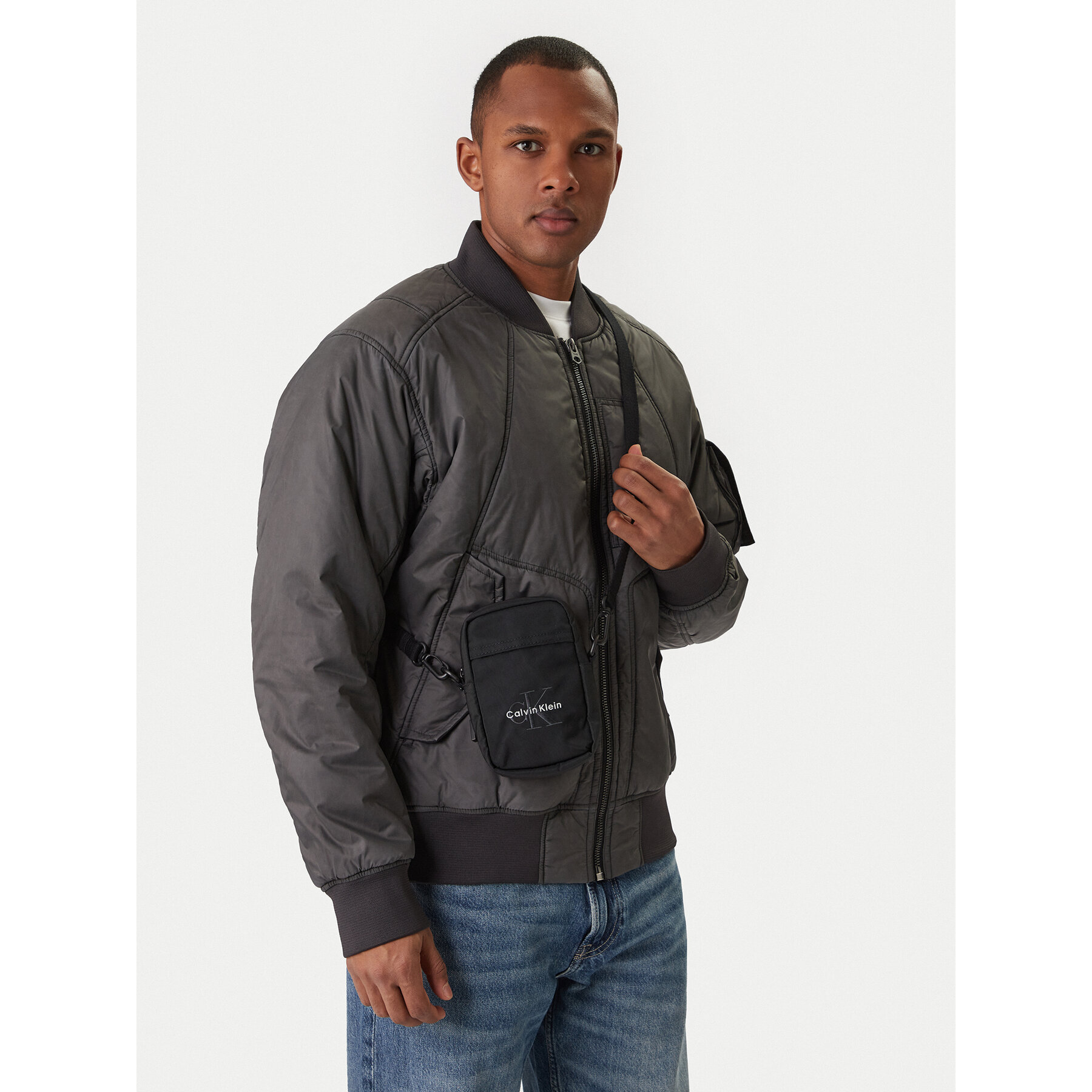 Torbica za okrog pasu Calvin Klein Bold Logo Nylon Slim Reporter LV04D3231G Črna