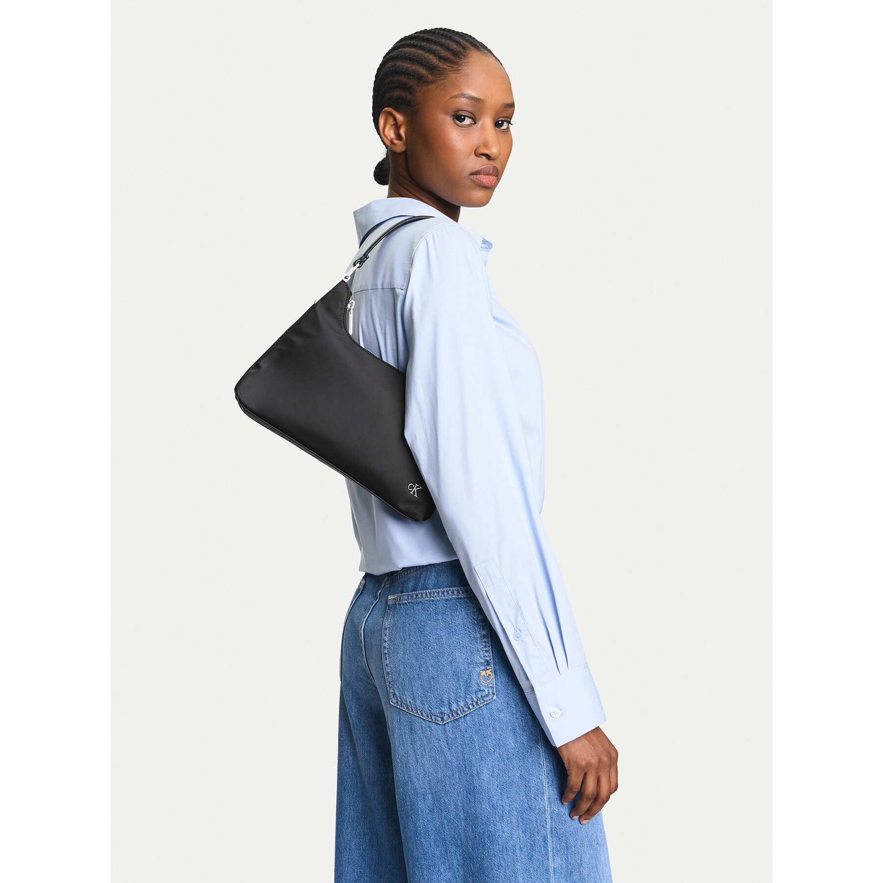 Táska Calvin Klein Jeans Satin Nylon Small Shoulder Bag LV04K3219G Fekete