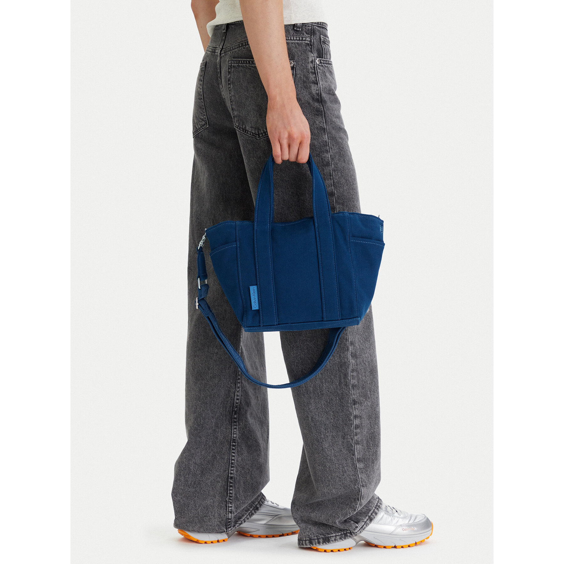 Ročna torba Calvin Klein Webbing Strap Canvas Small Tote LV04F3384G Modra