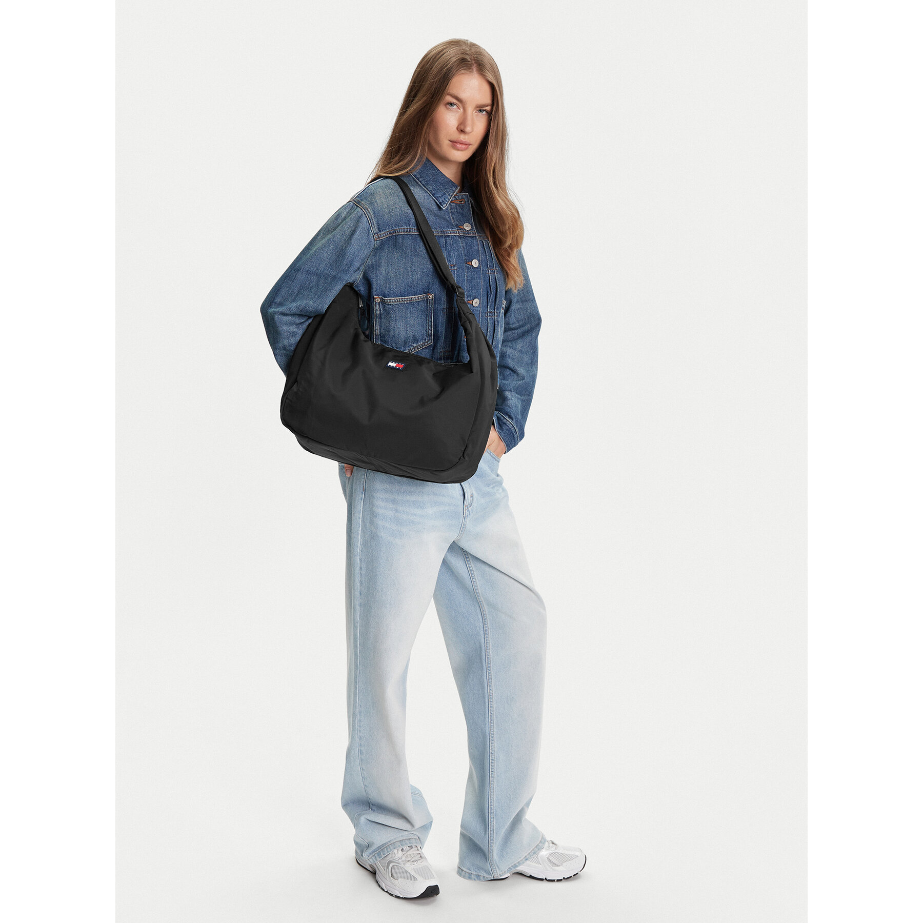Táska Tommy Jeans Tjw Urban Large AW0AW17569 Fekete