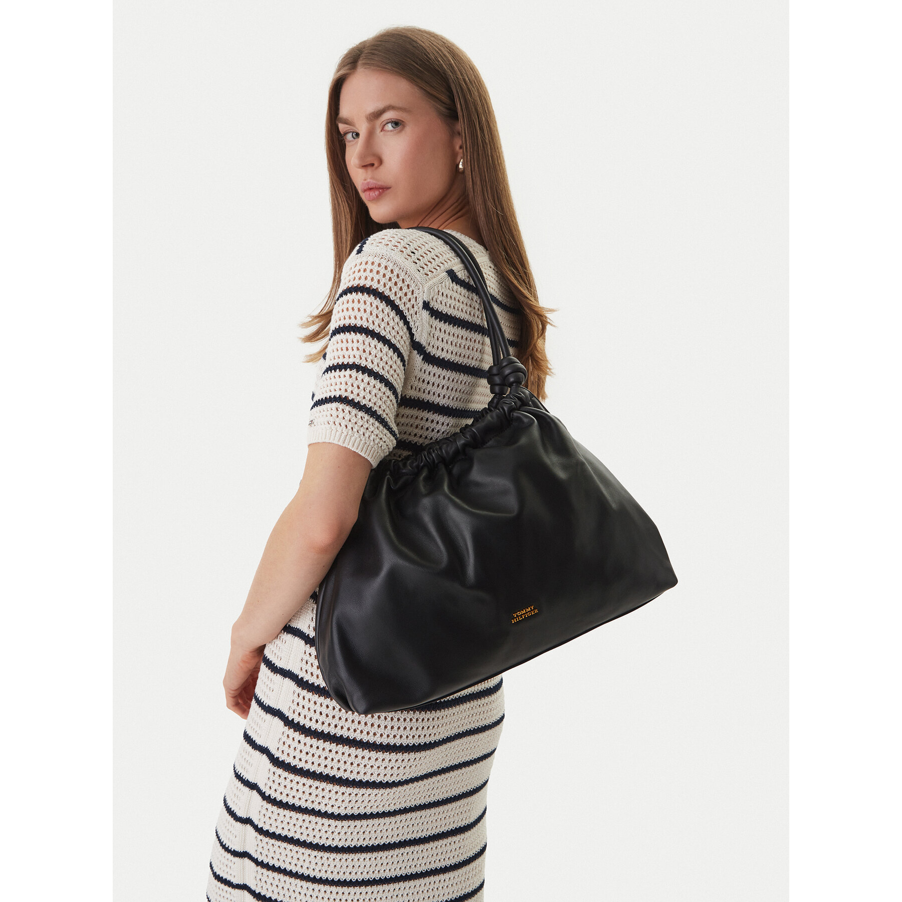 Ročna torba Tommy Hilfiger Th Soft Leather Hobo AW0AW18376 Črna