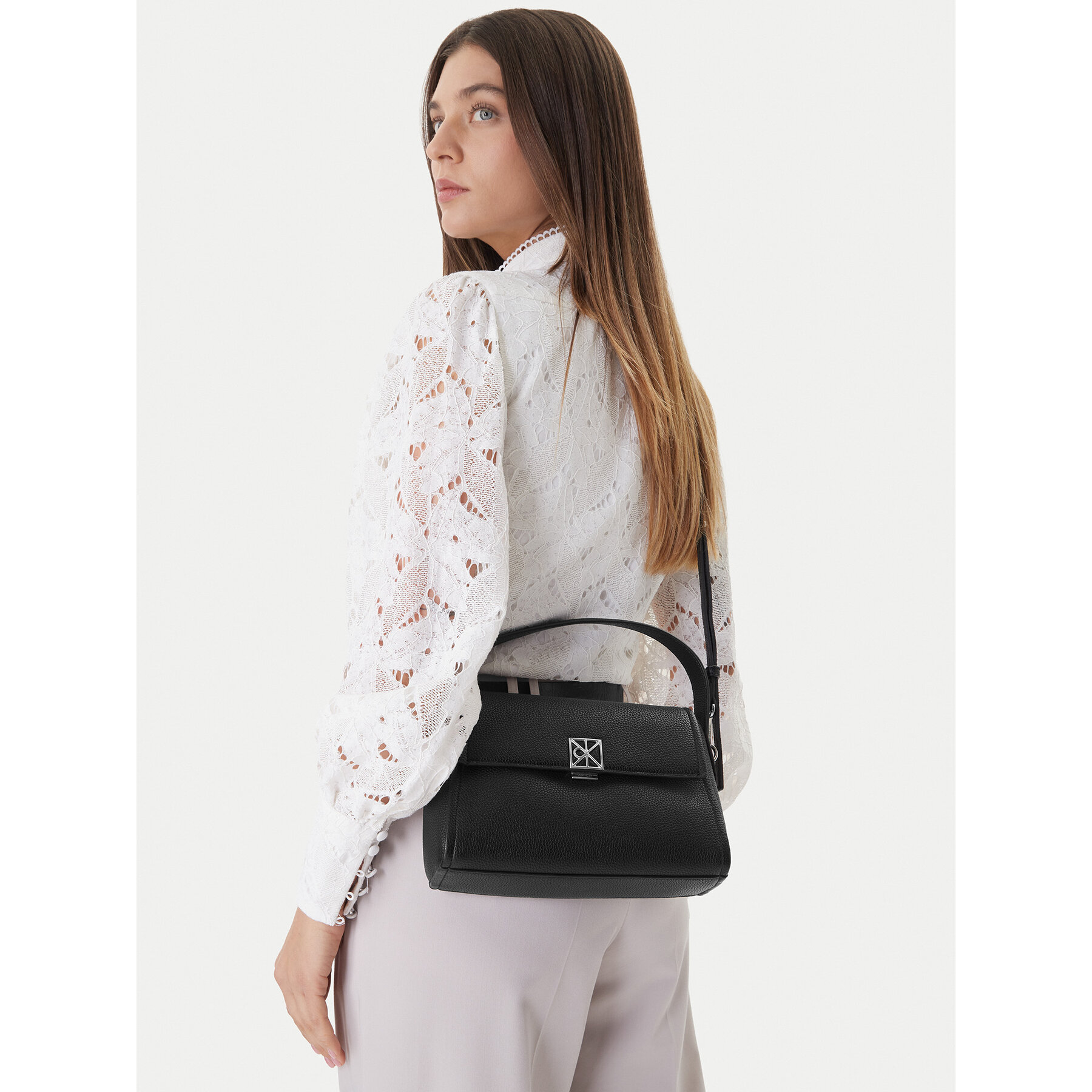 Torbica Calvin Klein Emblem Hw Pebble Shoulder Bag 25 LV04F3425G Crna