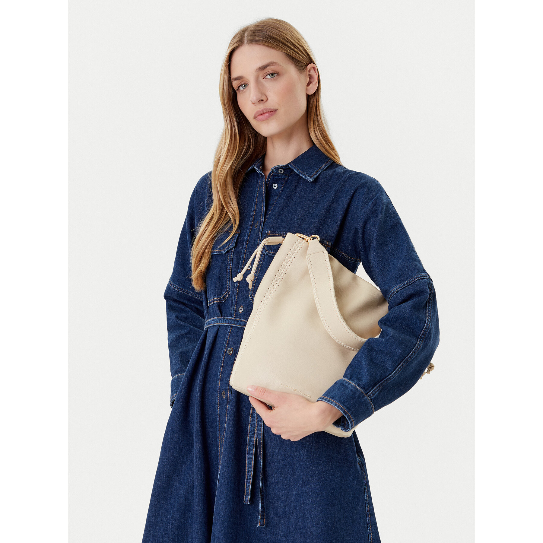Ročna torba Tommy Hilfiger Th Soft Summer Bucket AW0AW17540 Kremna