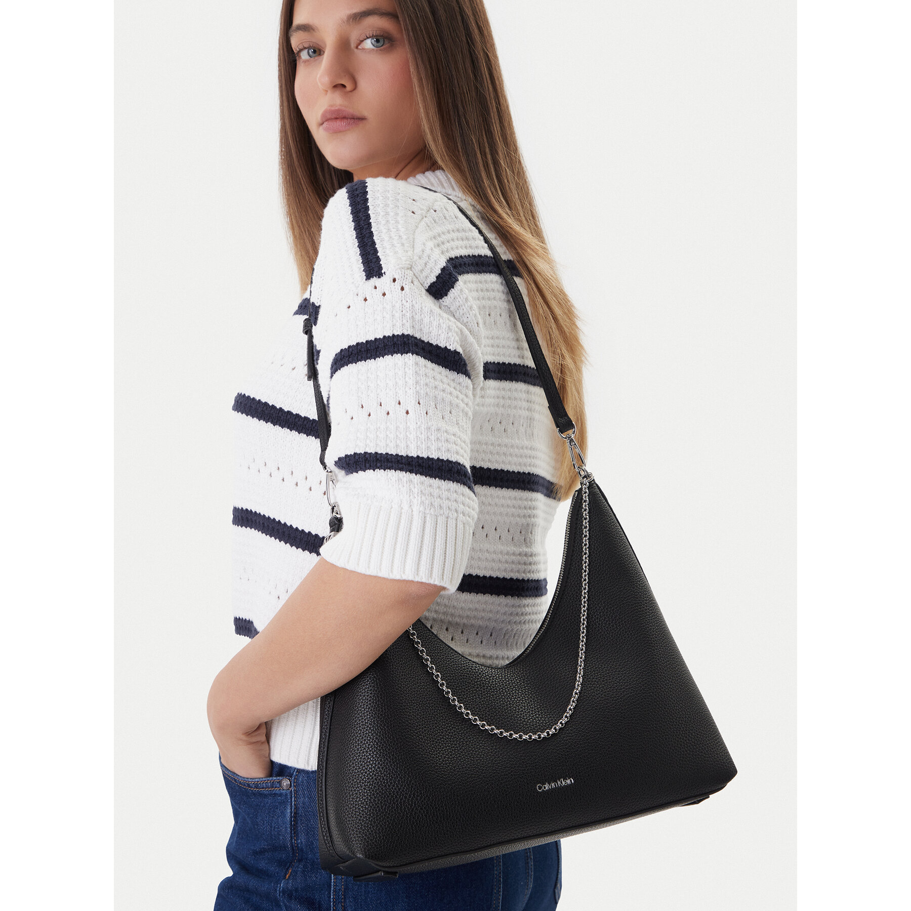 Ročna torba Calvin Klein Emblem Hw Pebble Shoulder Bag LV04F3495G Črna
