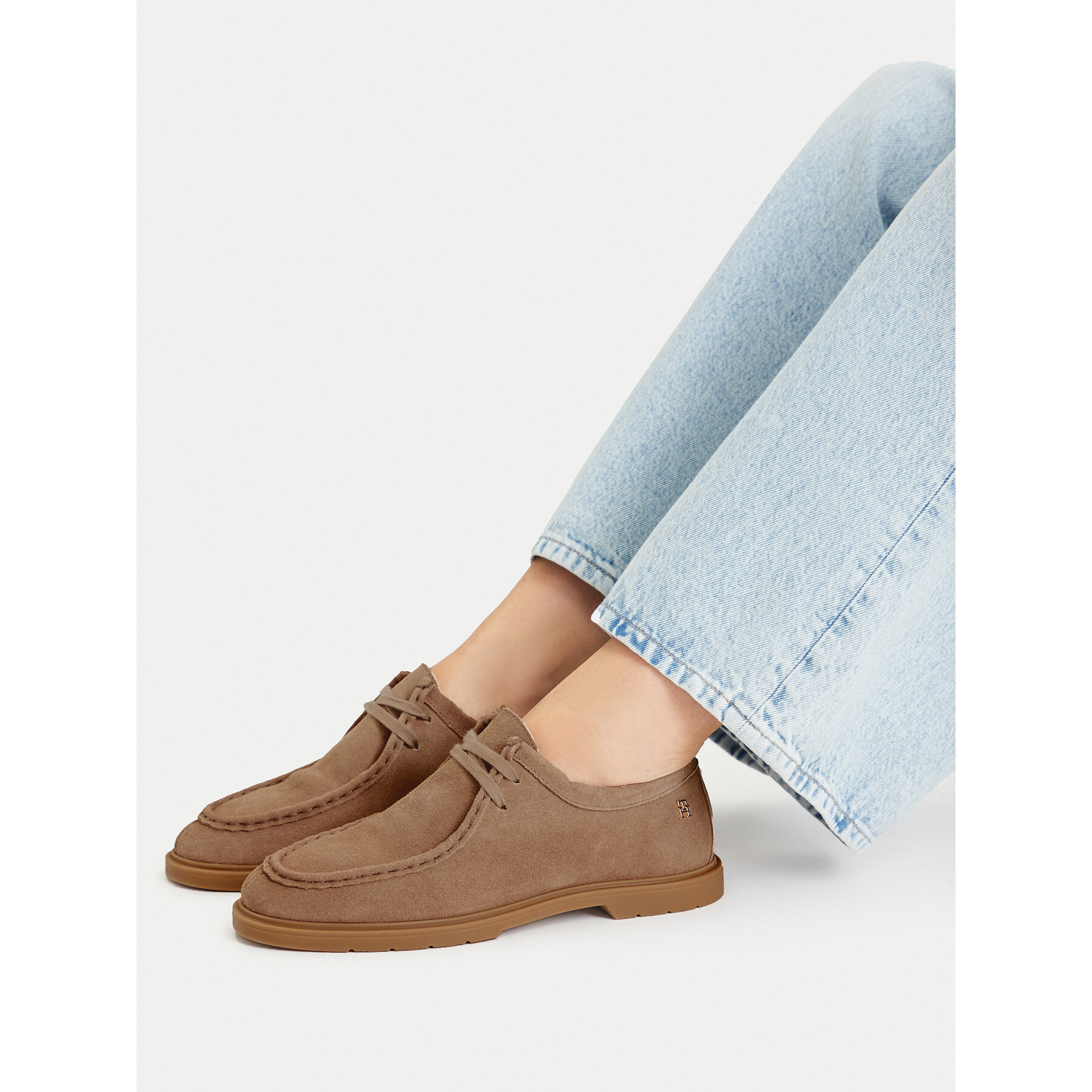 Pantofi Tommy Hilfiger Lightweight Suede Apron Toe FW0FW09262 Bej