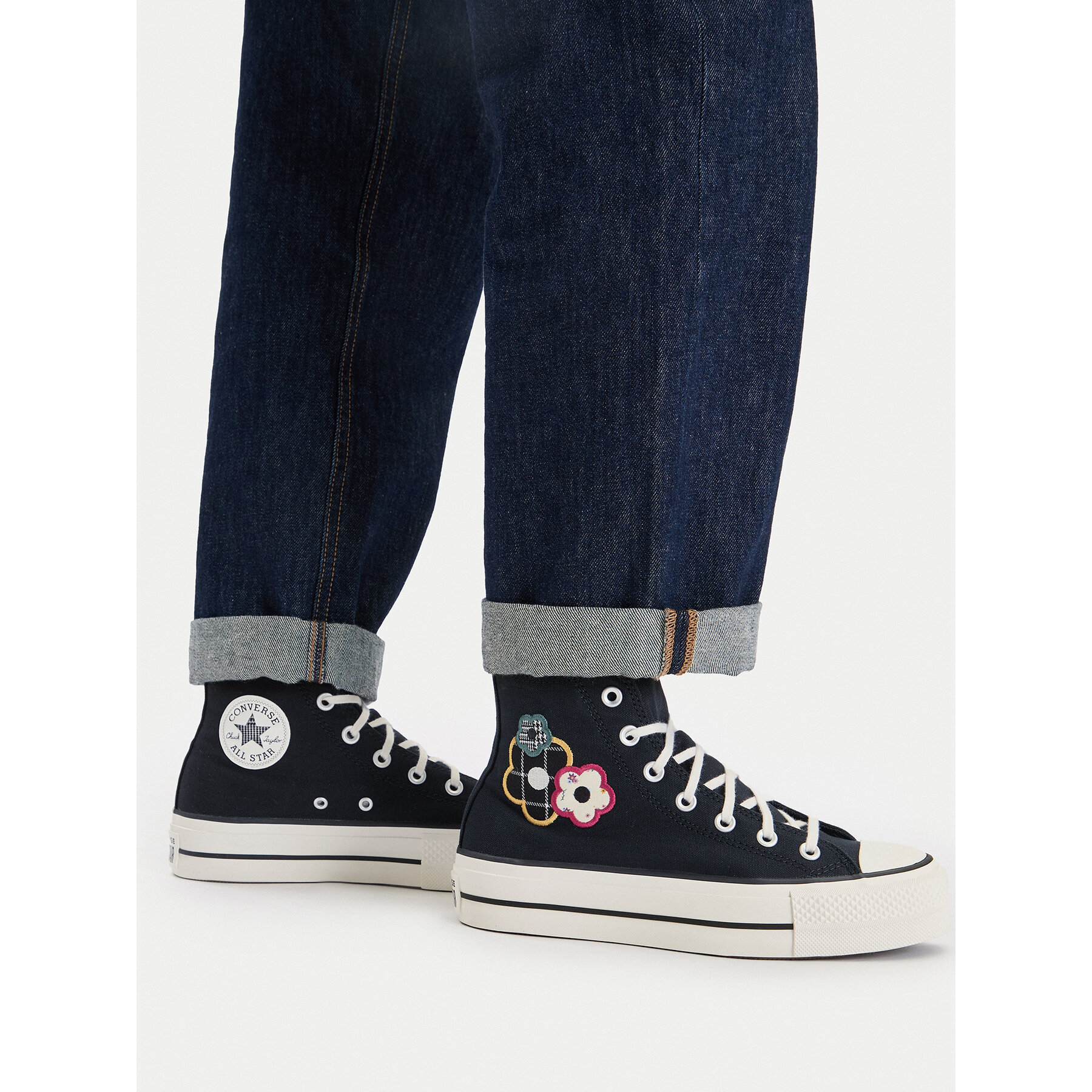 Modne superge Converse Chuck Taylor All Star Lift Platform Floral Patchwork A15534C Črna
