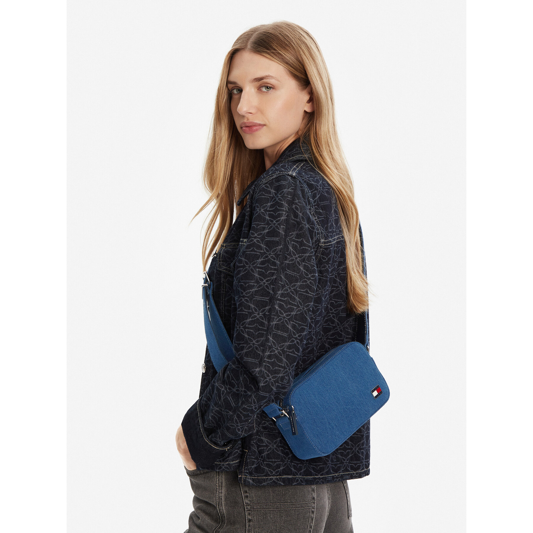 Táska Tommy Jeans Tjw Cool Denim Camera Bag AW0AW17874 Kék