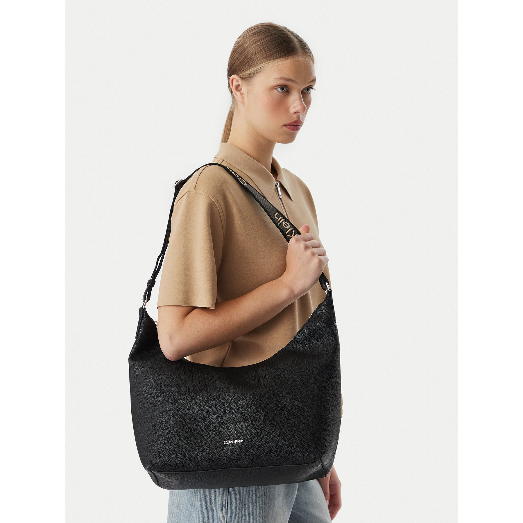 Ročna torba Calvin Klein Webbing Strap Md Shoulder Bag LV04F3891G Črna