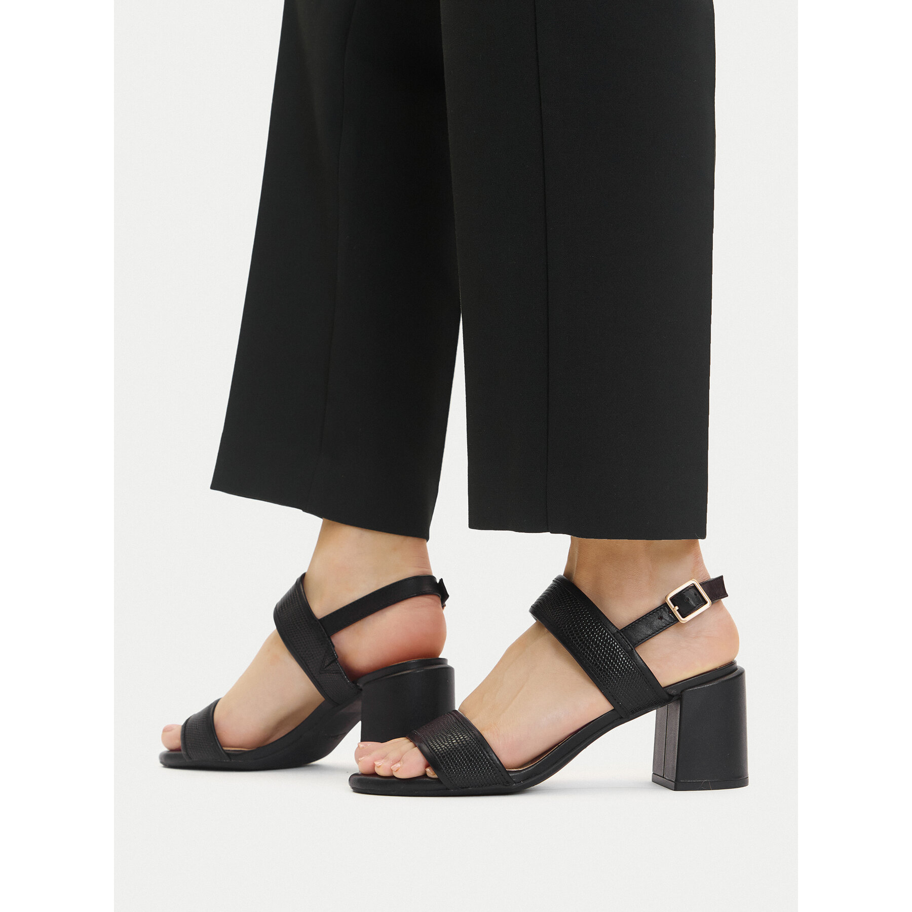 Sandali Clarks Ezoria Sling 26181300 Črna