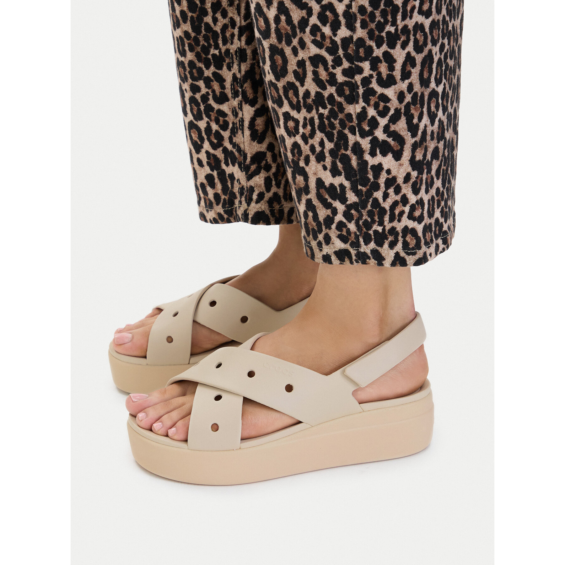 Sandale Crocs Brooklyn 4U Cross Strap Sandal 212254 Bež