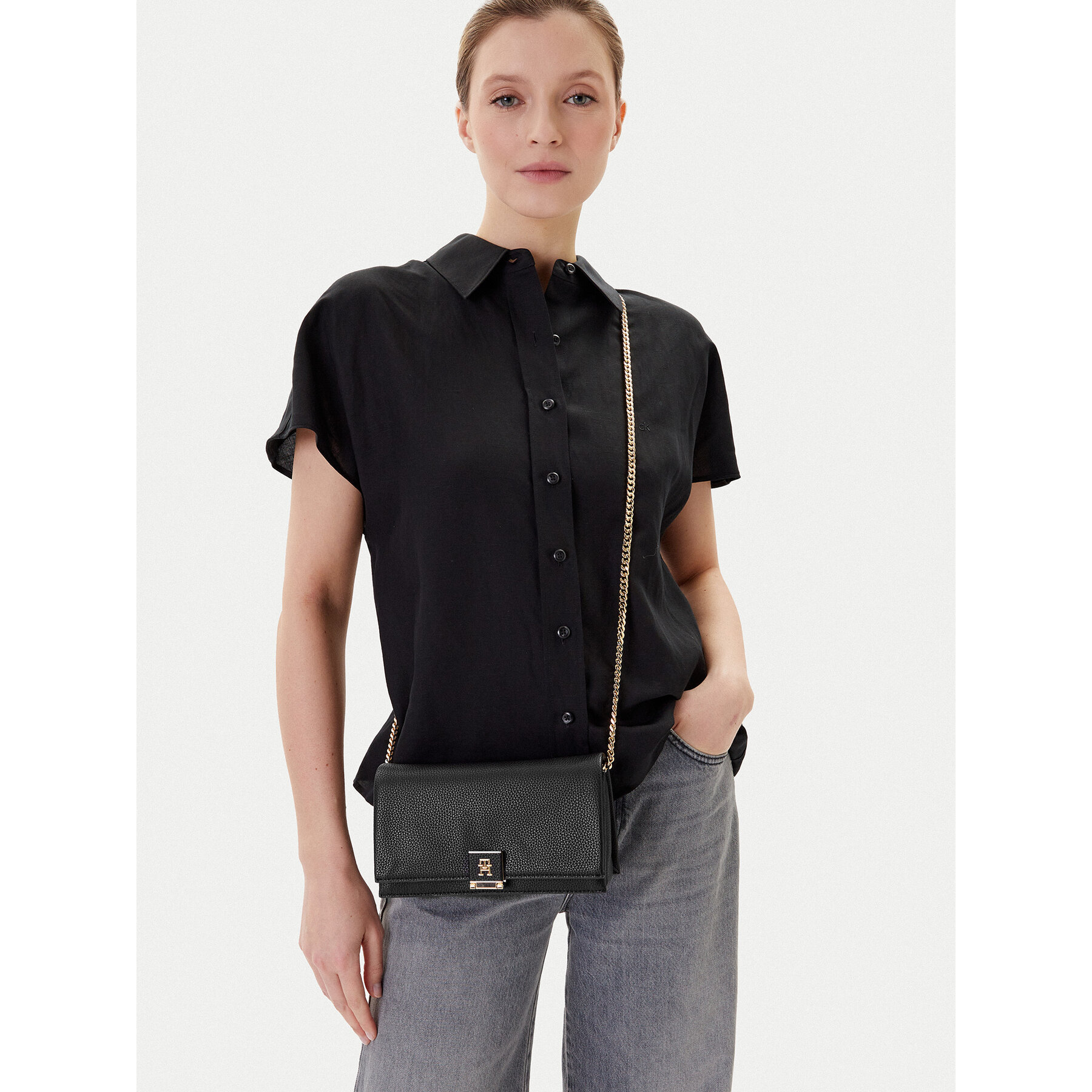 Torbica Tommy Hilfiger Th Her Flap W/Chain AW0AW17403 Crna