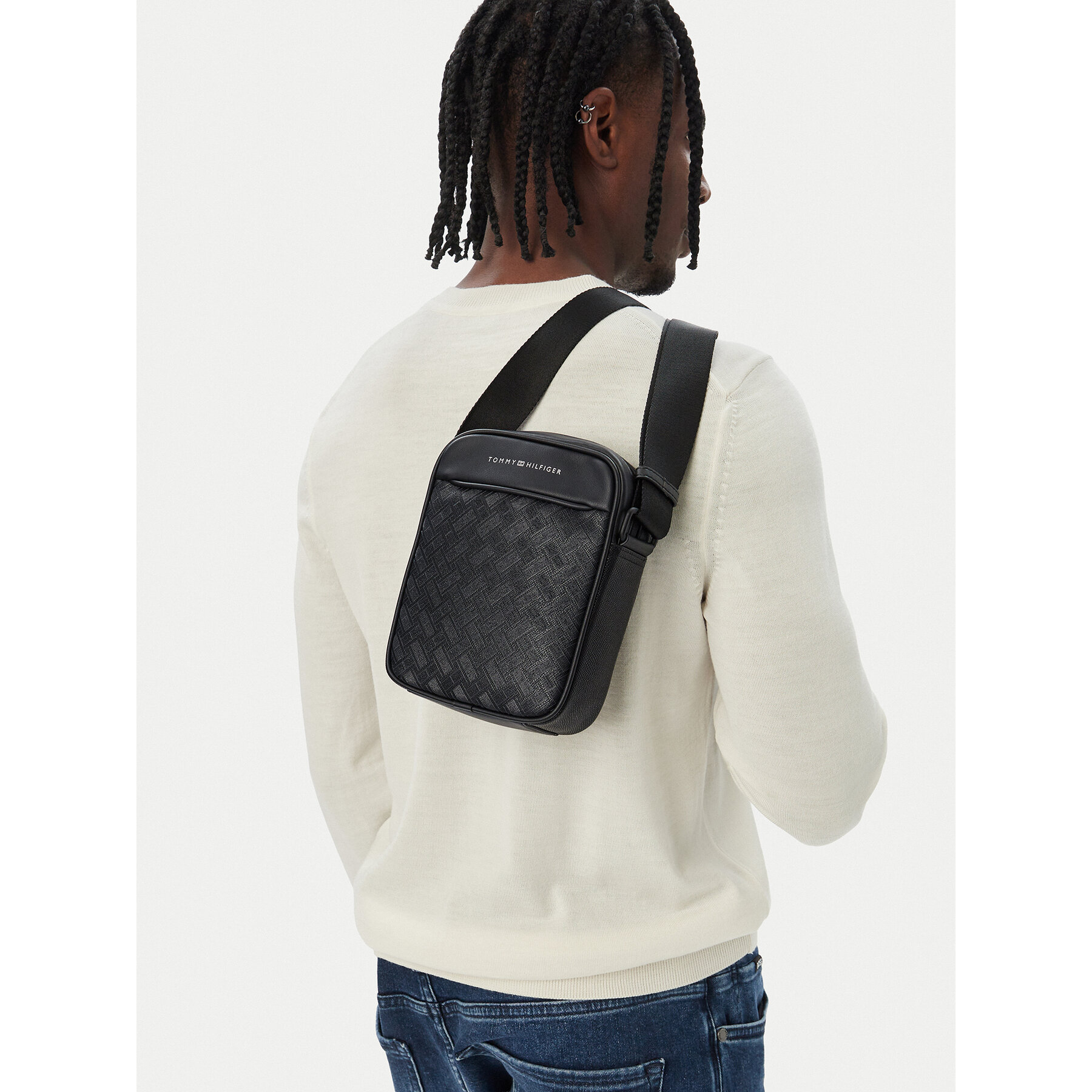 Мъжка чантичка Tommy Hilfiger Th Modern Monogram Mini Reporter AM0AM14844 Черен