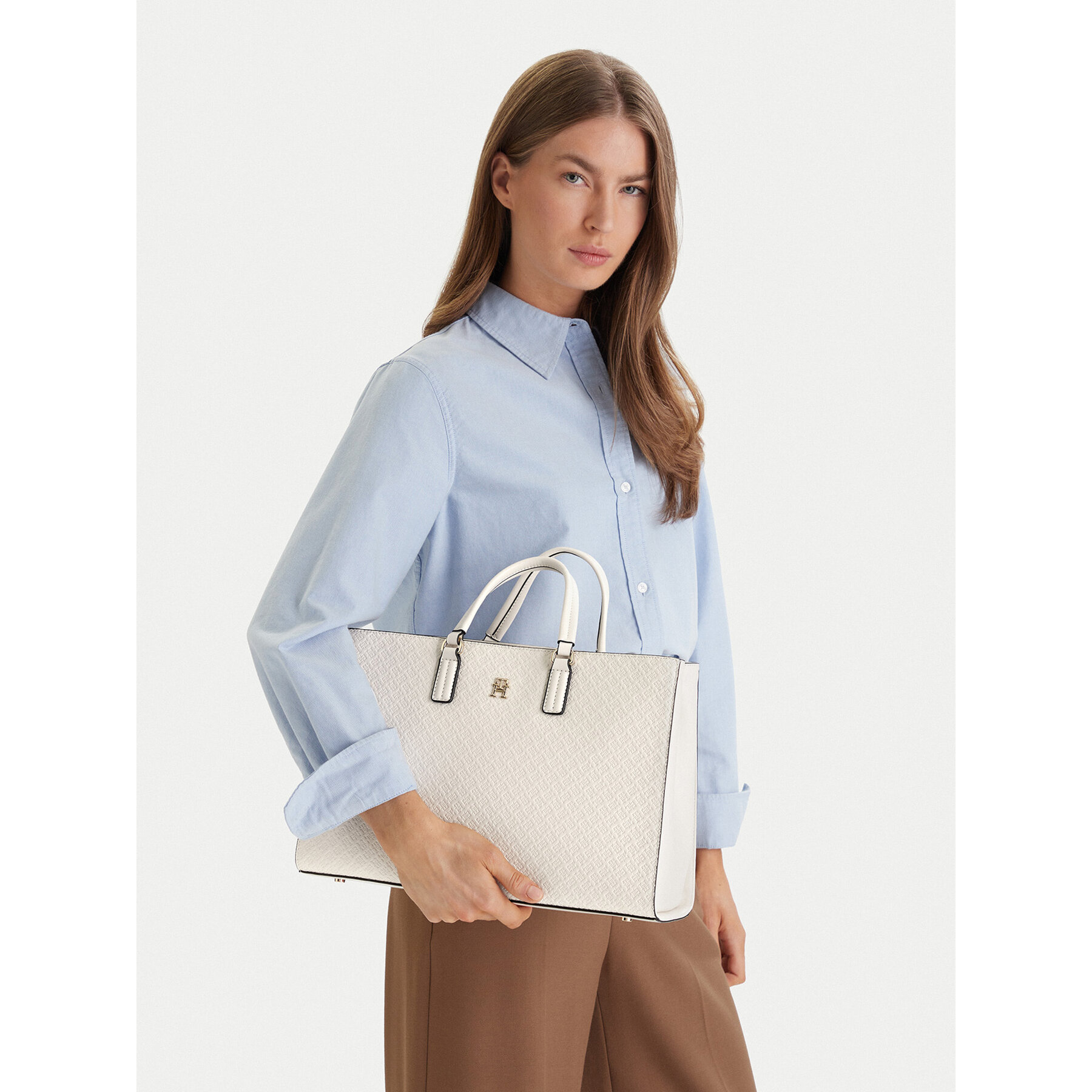 Дамска чанта Tommy Hilfiger Th Daily Satchel Mono AW0AW18418 Кремав