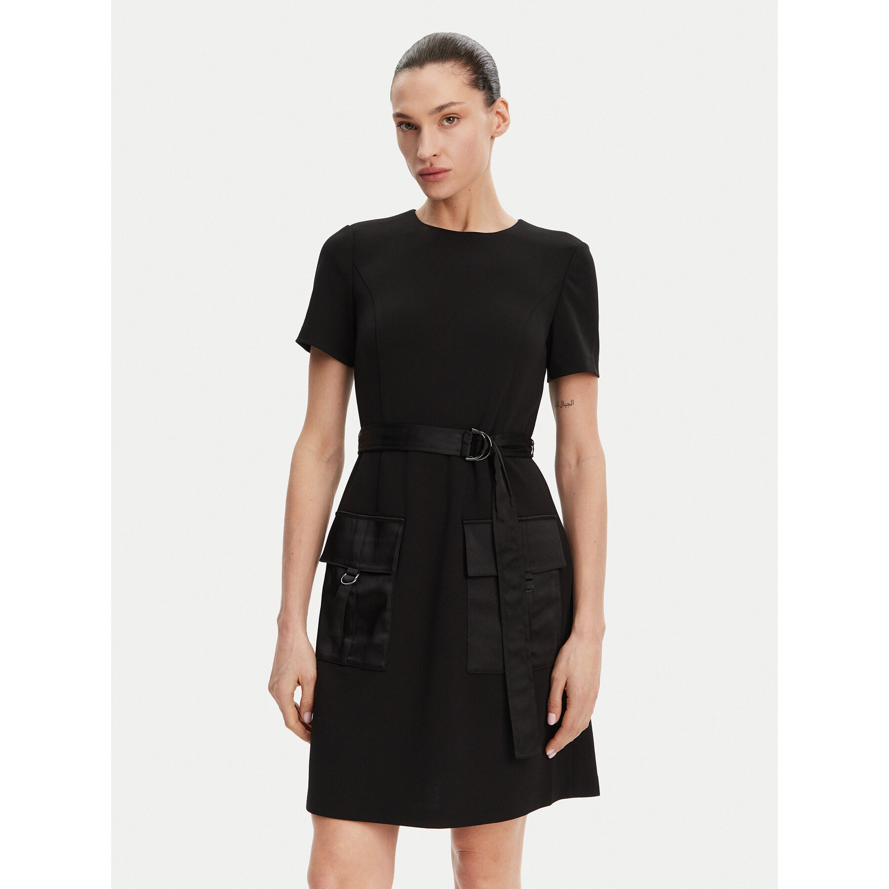 DKNY Kleid für den Alltag DD4J1E45 Schwarz Slim Fit