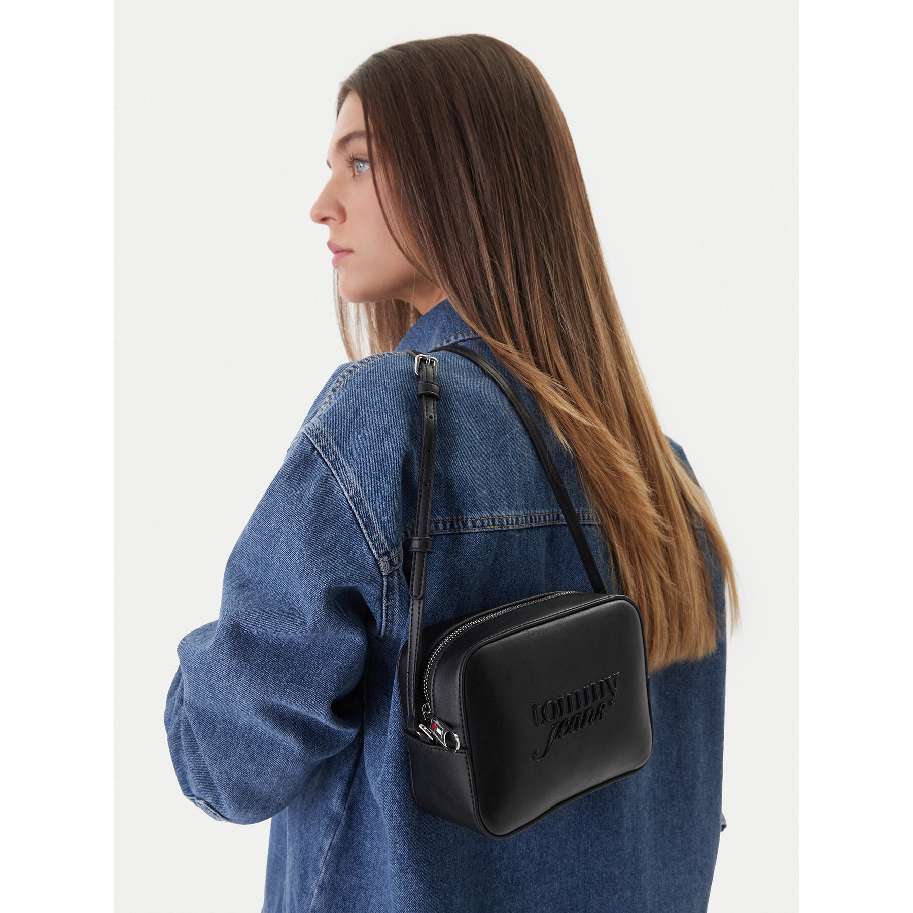 Torbica Tommy Jeans Tjw Must Camera Bag AW0AW18451 Crna