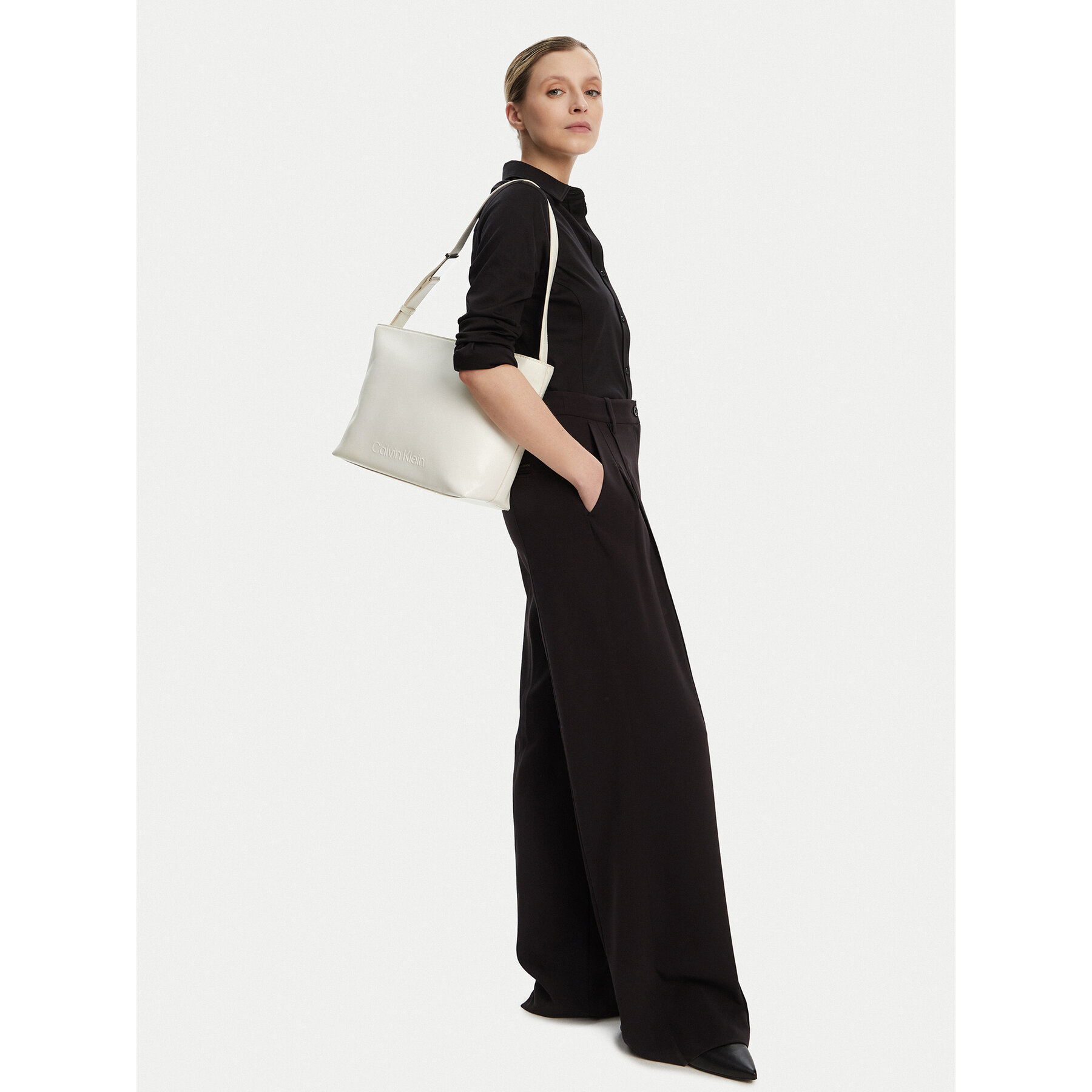 Ročna torba Calvin Klein Embossed Logo Medium Shopper K60K613172 Kremna