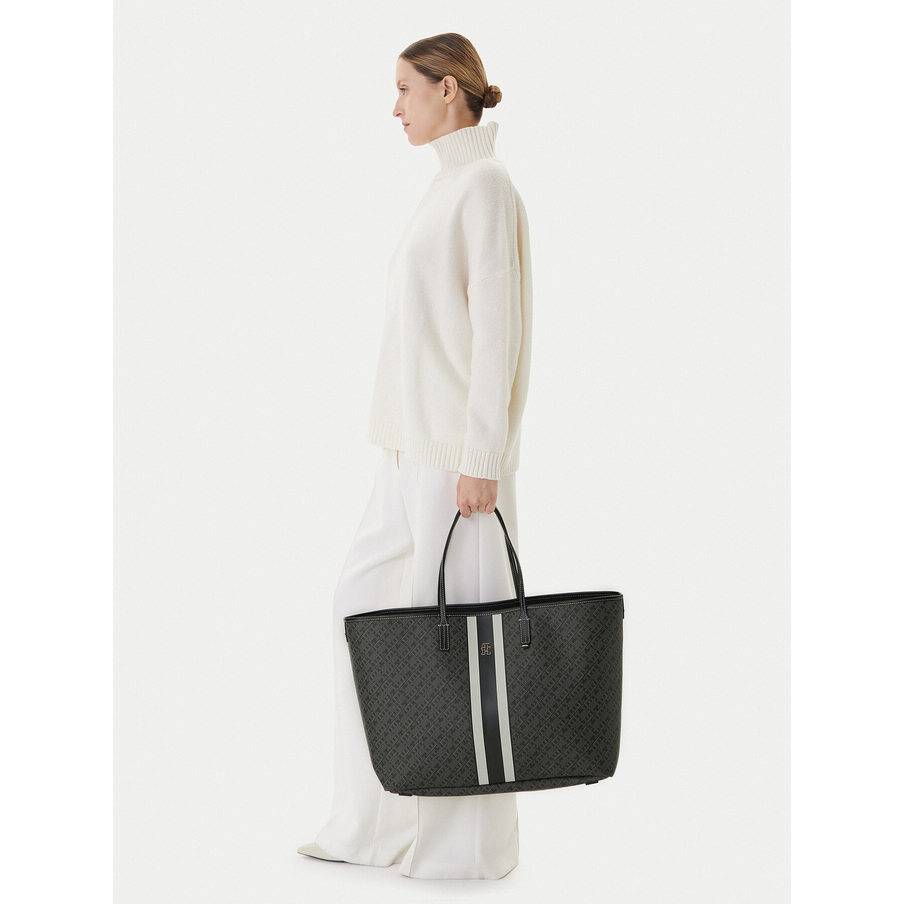 Táska Tommy Hilfiger Th Monoplay Le Maxi Tote AW0AW17697 Fekete