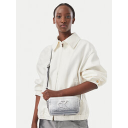 Calvin Klein Handtasche Calvin Klein Bold Ck Outline Mtl Camera Bag LV04F3896G Silberfarben
