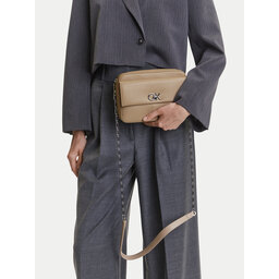 Calvin Klein Handtasche Calvin Klein Ck Pocket Camera Bag K60K613089 Dunkelbeige