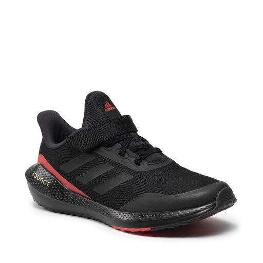 buty sportowe i płaszcz