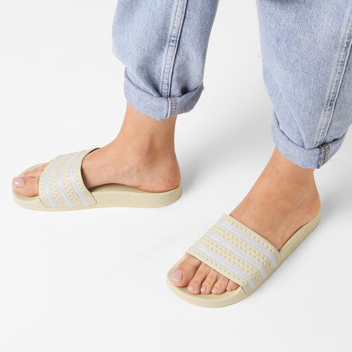 Pantoletten adidas adilette FU9897 Gelb | eschuhe.de