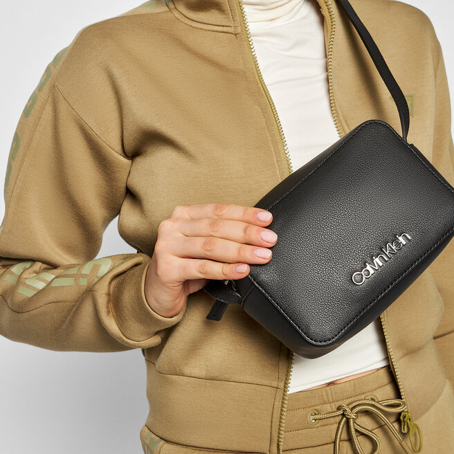 Calvin Klein Kabelka Calvin Klein Ck Must Camera Bag K60K606759 BAX