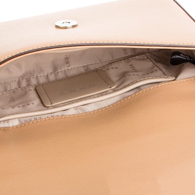 DKNY Táska DKNY Bryant Md Flap Xbody R82E3467 Latte LAT