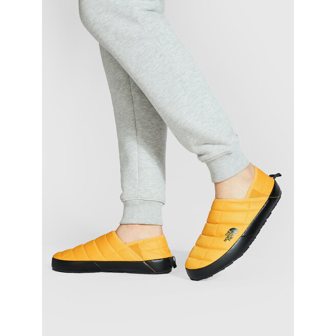 The North Face Papuci de casă The North Face Thermoball Traction Mule V NF0A3UZNZU31 Summit Gold/Tnf Black
