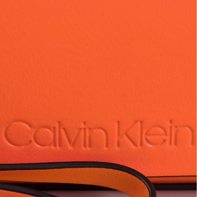 Calvin Klein Táska Calvin Klein Dressed Up Pouch On Chain K60K605091 803