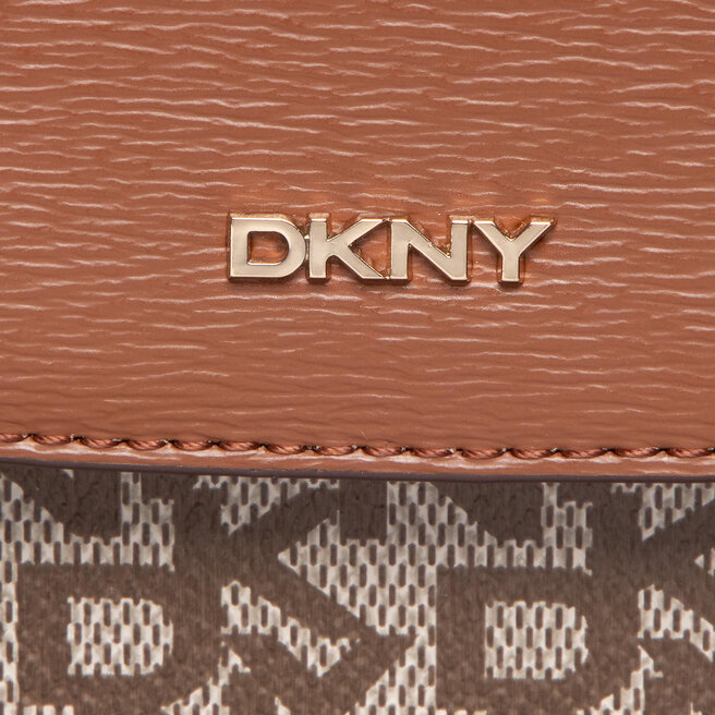 DKNY Hátizsák DKNY Bryant Flap Backpack R21KJR76 Chino/Ceml