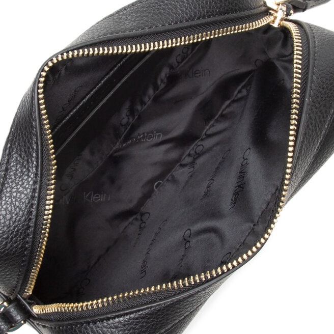Calvin Klein Дамска чанта Calvin Klein Re-Lock Camera Bag With Flap Pbl K60K609397 BAX