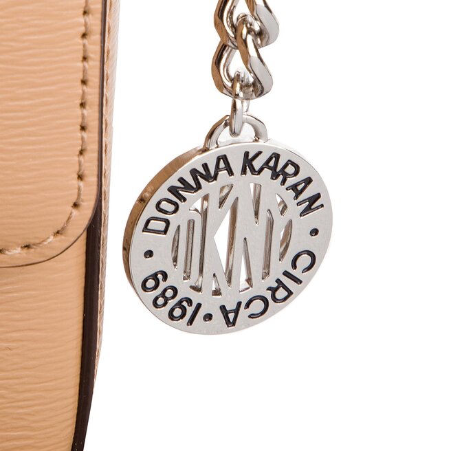 DKNY Táska DKNY Bryant Md Flap Xbody R82E3467 Latte LAT
