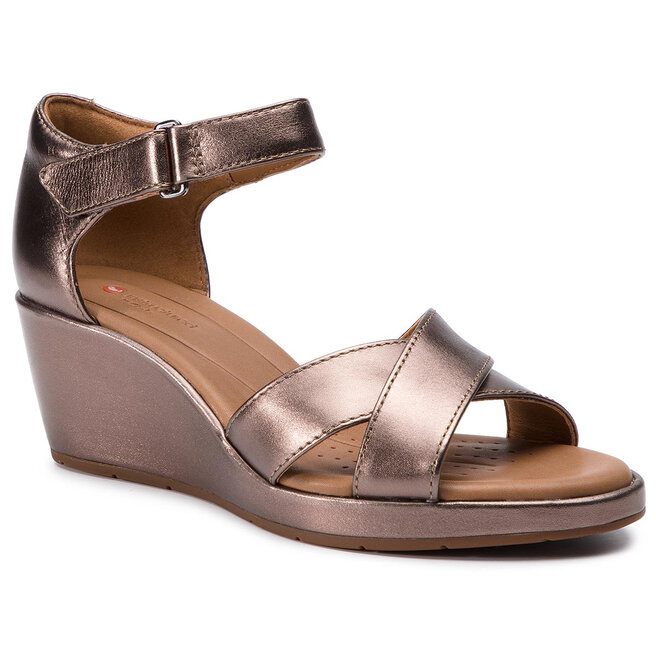 Clarks un discount plaza cross