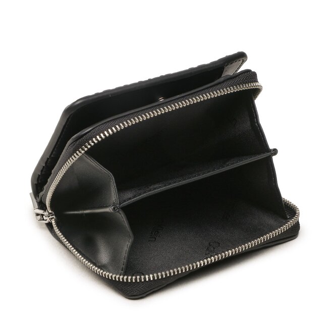 Calvin Klein Malá dámská peněženka Calvin Klein Ck Must Wallet W/Flap Md-Emb Mn K60K610950 BAX