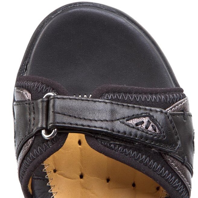 Clarks clearance un harbour