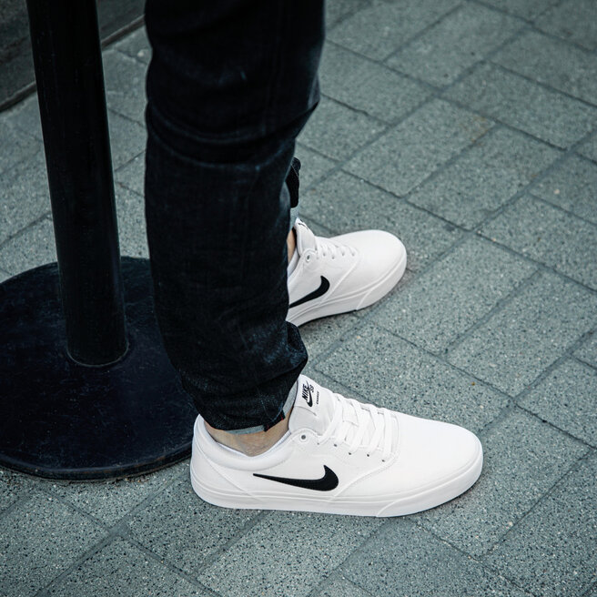 Nike sb charge white hotsell