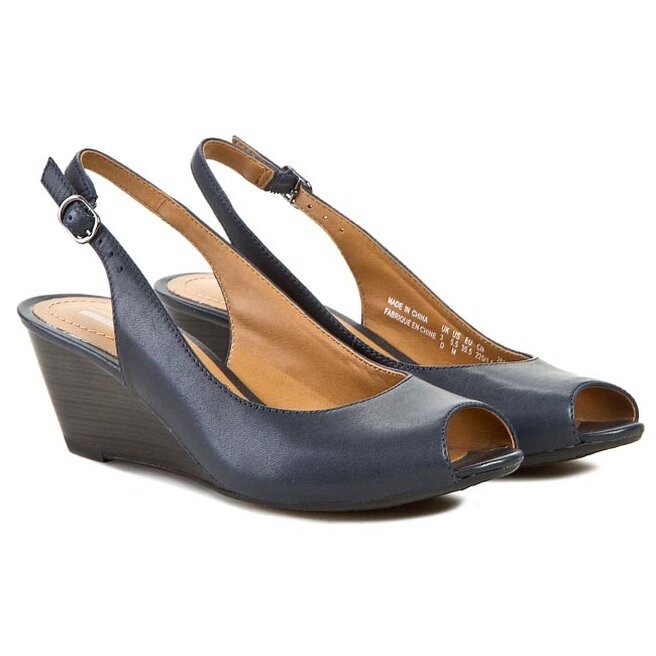 Clarks shop brielle april