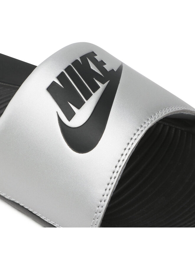 Nike Pantoletten Nike Victori One Slide CN9677 006 Silberfarben