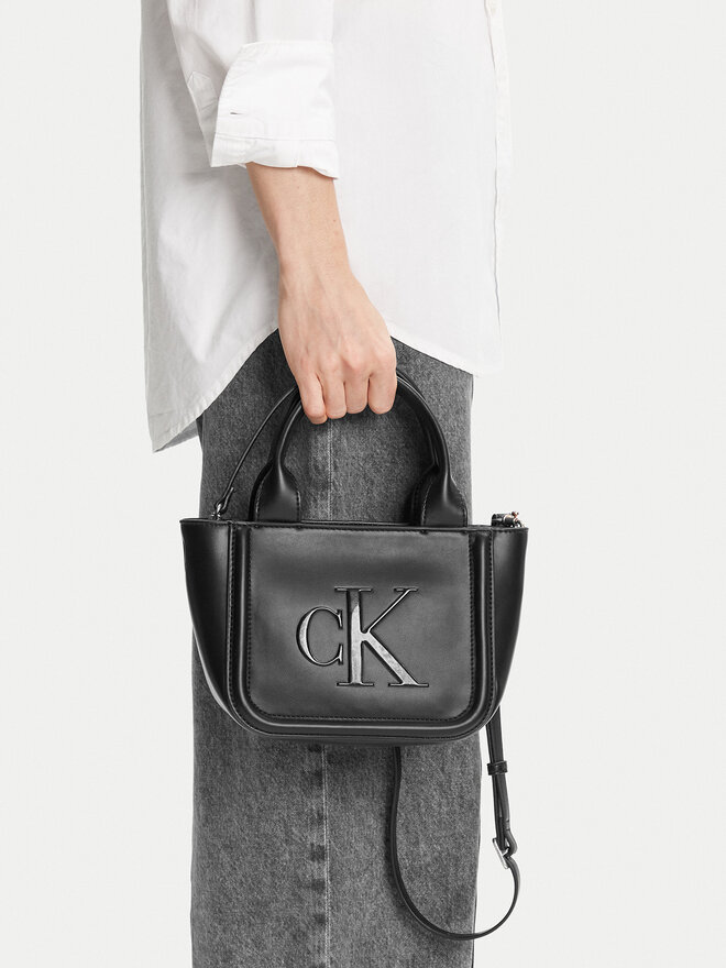 Calvin Klein Soma Calvin Klein Bold Ck Small Tote With Strap LV04F3219G Melns