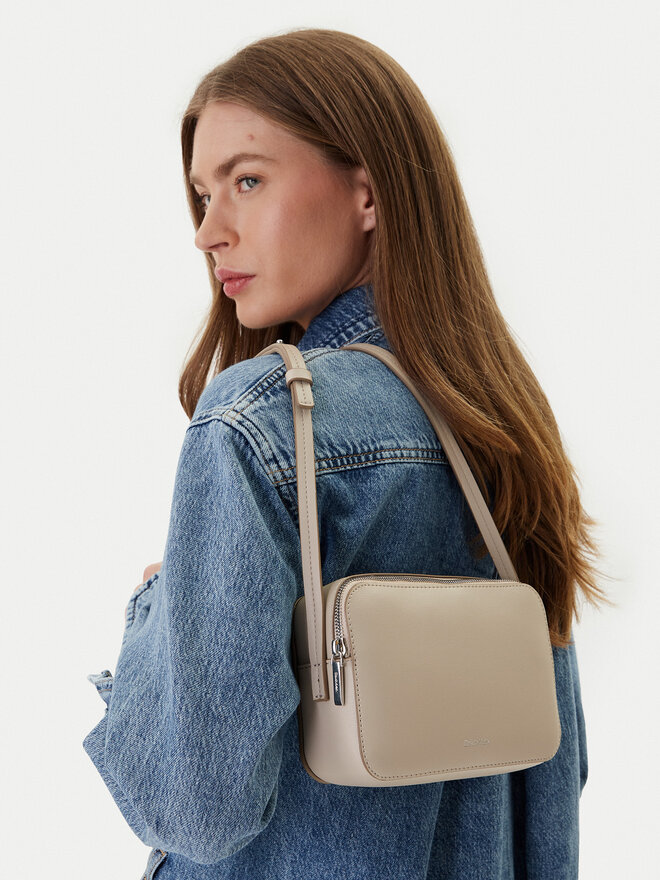 Calvin Klein Handtasche Calvin Klein Foil Logo Elongated Camera Bag LV04F3276G Beige