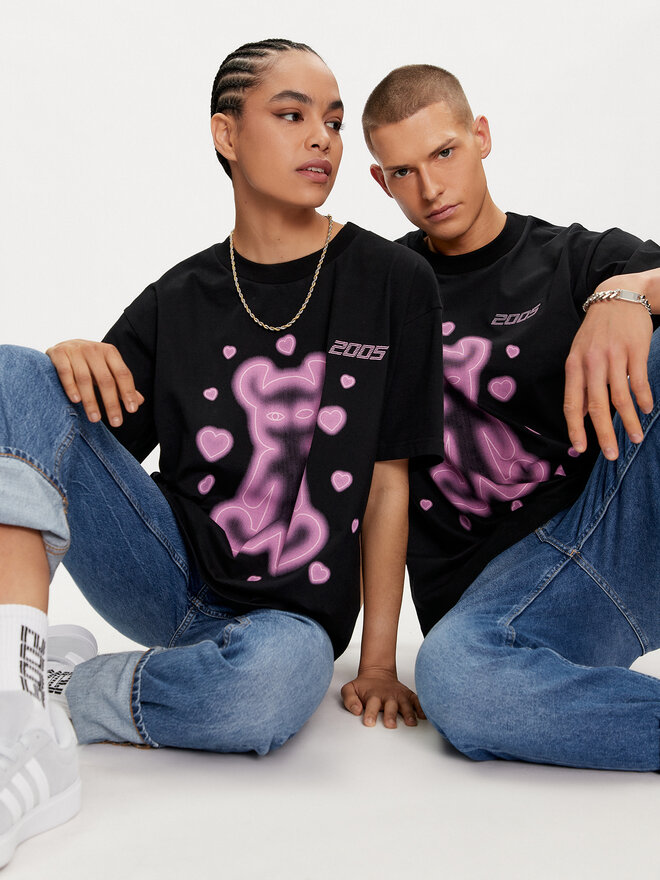 2005 2005 T-Shirt Unisex Lovely Horned Lucy Μαύρο Relaxed Fit