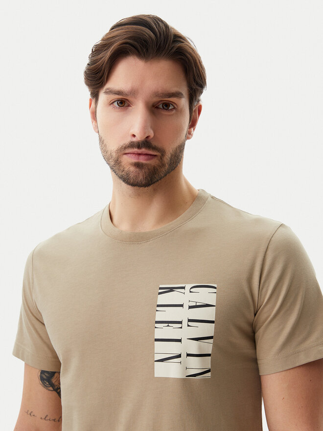 Calvin Klein Jeans Calvin Klein Jeans Camiseta Serif Box Graphic J30J327474 Beis Regular Fit