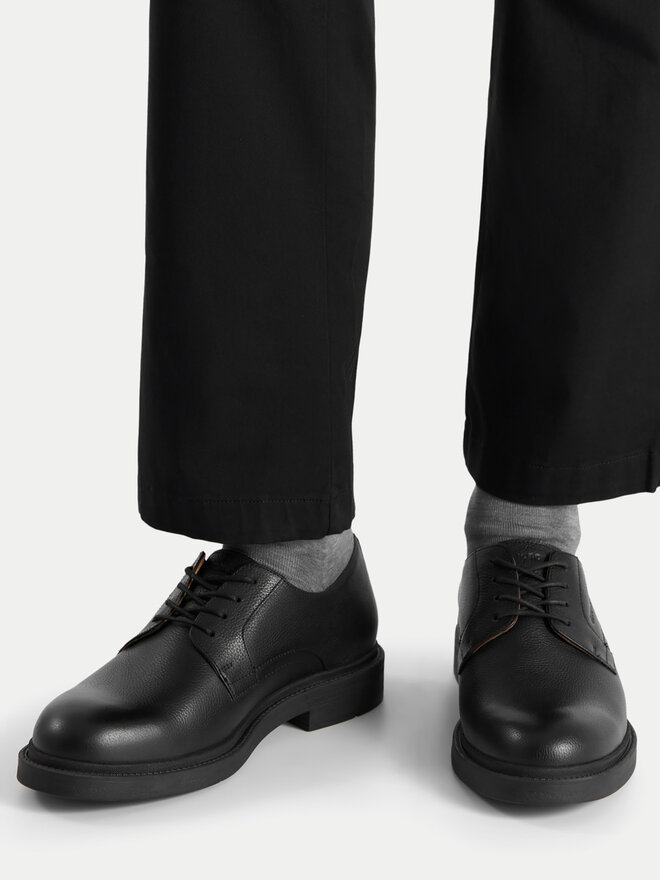 GINO ROSSI Nizki čevlji Gino Rossi FERYD-26 MI08 Črna