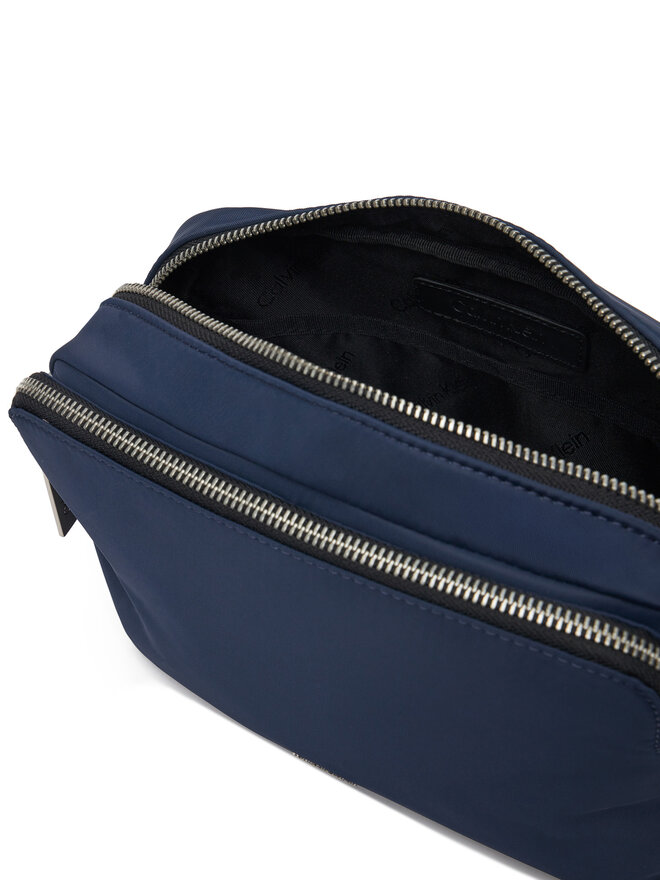 Calvin Klein Brašna Calvin Klein Business Tech Camera Bag K50K512912 Tmavomodrá