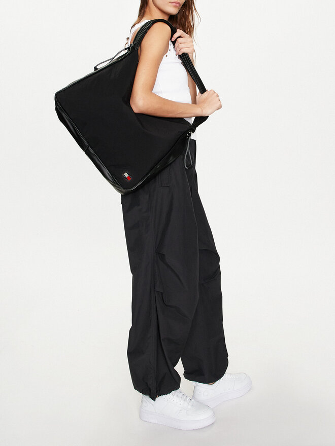 Tommy Jeans Ročna torba Tommy Jeans Tjw Daily Utility Large X-Body AW0AW16265 Črna