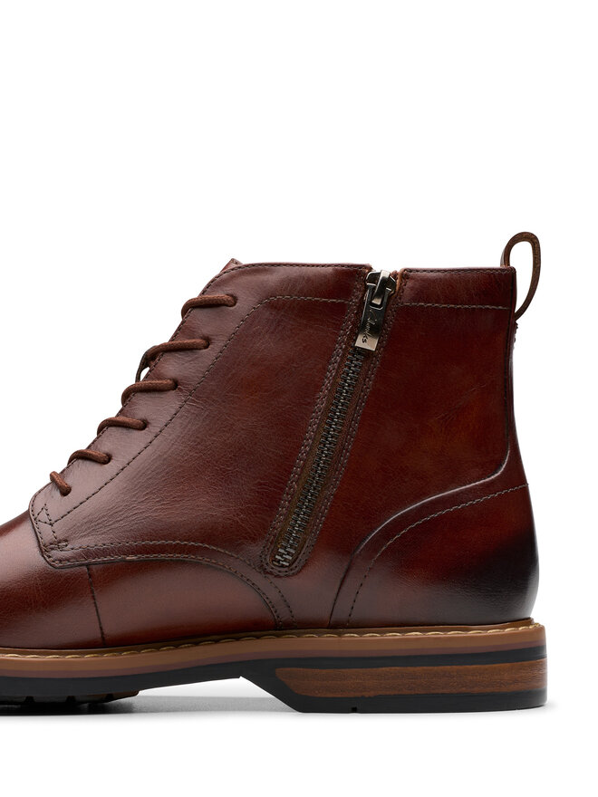 Clarks Čižmy Clarks Aldwin Cap 26179733 Hnedá